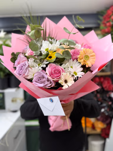 10 pembe Gül ve Karışık kır Çiçekleri